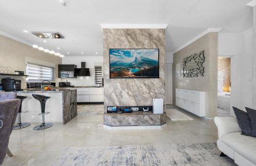 Villa VERONICA with CINEMA PROJECTOR by the HEATED POOL and JACUZZI - Foto 34