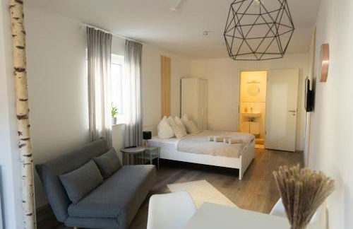 HUGOS Studio Apartment - Photo 2