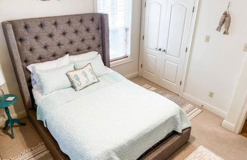 Pet Friendly Tranquil Cottage with Fire-Pit & Hot Tub Minutes to BEACHES - Foto 15