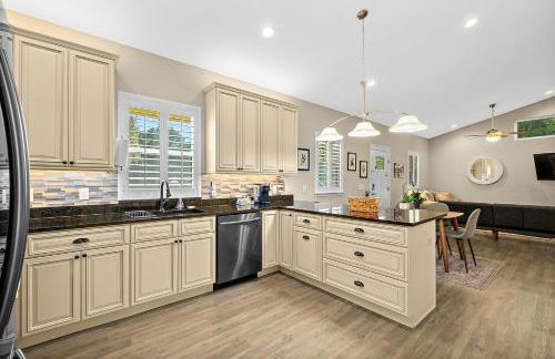 Citrus Hideaway - Steps to City Center - Photo 14