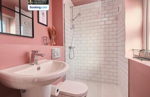 Spacious 4BDR House By Homebird Property Management Short Lets & Serviced Accommodation Leeds With Private Parking & Garden - Foto 6