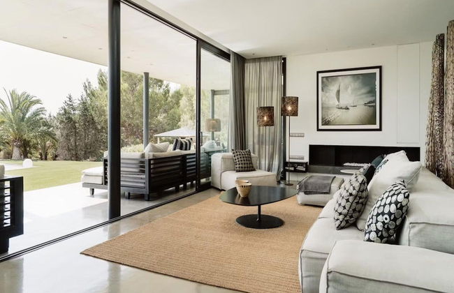 Modern Villa With Minimalistic Decor - Photo 12