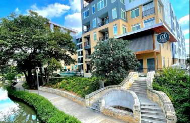 Riverwalk and Pool view Apt with King bed Infinity Pool Gym Free Parking - Foto 16
