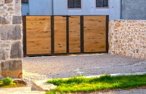 Heritage House Vrime - stone house with heated pool - Photo 23