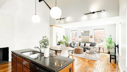 Soaring 2BR Parkside Loft Walkable to it All - Foto 2