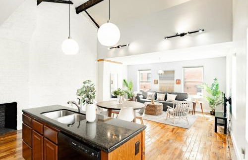 Soaring 2BR Parkside Loft Walkable to it All - Foto 2
