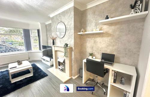 Spacious 3 BDR By Avalora Short Lets & Serviced Accommodation Queensway With Big Garden, Near Train Station, Airport & Large Driveway - Photo 4