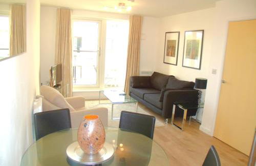 New Central Woking 1 and 2 Bedroom Apartments with Free Gym, close to Train Station - Photo 22