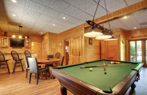 Astounding River View - Outdoor Hot Tub, Volleyball Net, Game Room + More! - Foto 16