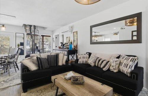 Lakefront w/ Private Dock, 2 Slips, Swim Mat, Firepit, & Covered Patio 44mm - Foto 3