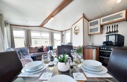 Dog Friendly Lovely Caravan by Beach Prestatyn N Wales 6 Berth Read full Host details before booking Mon in to Fri out Fri in to Mon out Mon to Mon Fri to Fri ONLY - Foto 6