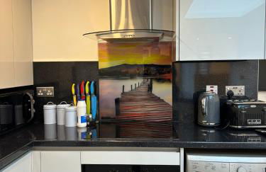 CozyNest 2BR Modern Property with Parking - Foto 14