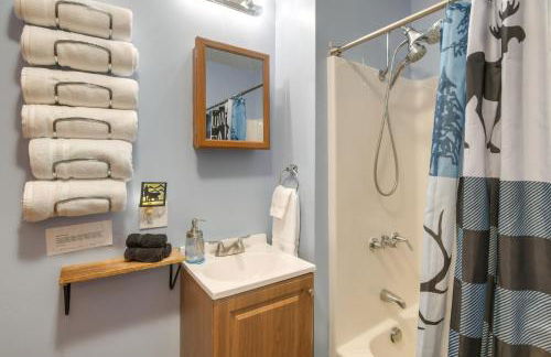 Family Cabin with Fire Pit - 25 Miles to Yellowstone - Foto 11