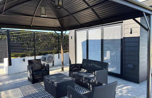 Little Woodlands Chalet with Private Garden & Hot Tub - Foto 49