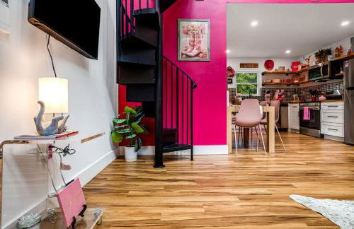 Unique Barbie-Themed Pink Cabin in Black Mountain, North Carolina - Foto 26