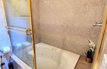 3 bedroom guest suite first floor unit with nice patio area right next to the MrC Hotel 10 minutes from Rodeo Drive Washer Dryer WIFI and more - Foto 18