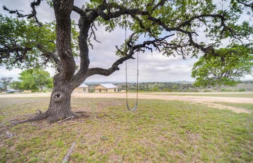 Center Point Countryside Cottage with Deck, Grill! - Photo 27
