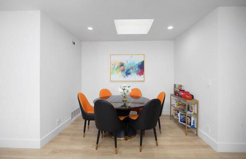 NEW Lux 5BR Villa Near Disney, Knotts, LA, OC with Hot Tub & Games - Photo 16