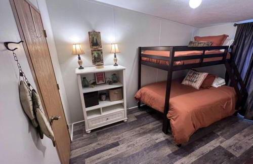 Bern's Summit Solitude: Stream-Front Serenity - Photo 5