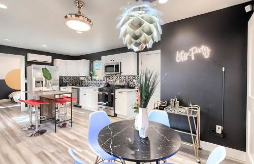 Stylish 3BR East Side Retreat w Patio & BBQ - Foto 1