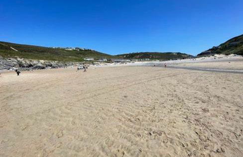 Whispering Waves in Porthtowan, Beachfront Apartment - Photo 2