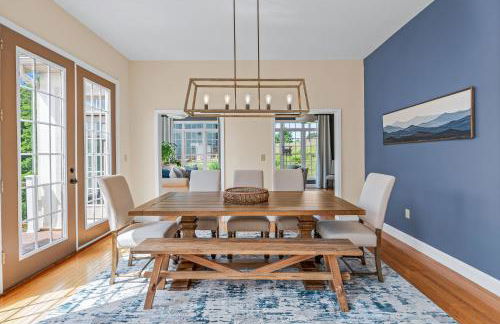 Stunning Modern Retreat! Year-Round Swim Spa | Hot Tub | Movie Room | Firepit - Foto 15