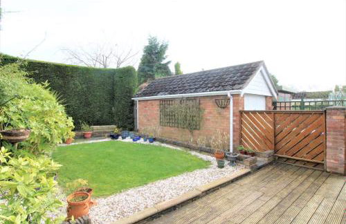 Spacious bungalow - private secure garden - sleeps up to 6 - Photo 10