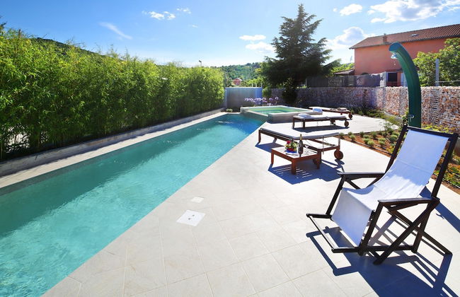 Deluxe Villa in Šibenik near Lake - Photo 31