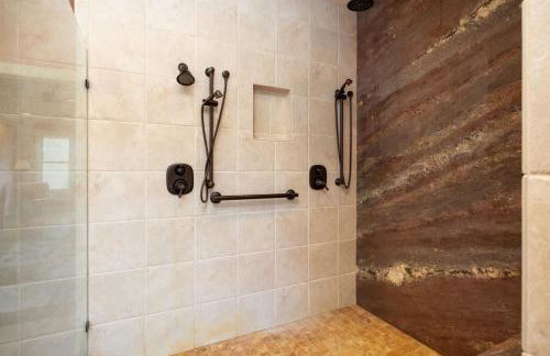 Riverbend Lodge Spacious Riverfront Home with Hot Tub Pool & Mountain view - Foto 45