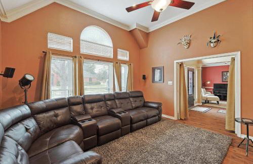 DFW Getaway - 4 Bedrooms Pool Oasis Media Room - Photo 7