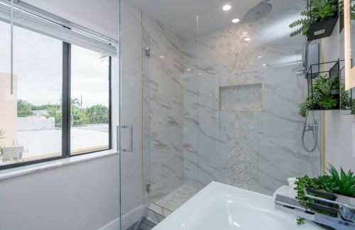 New! Miami & Calle Ocho Simpson's Funhouse! - Photo 22