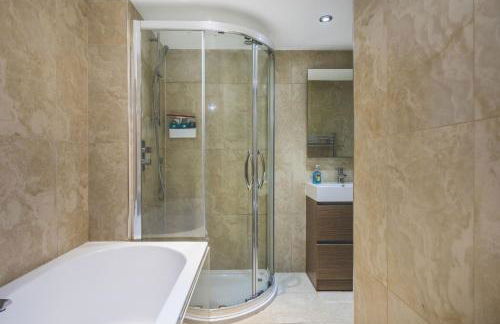 Elegant 1BDR Flat with Private Patio - Foto 5