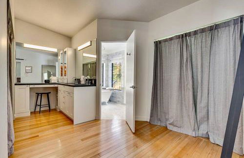 Private Ski, Lake & Golf Chalet! Walk to Lake - Foto 25