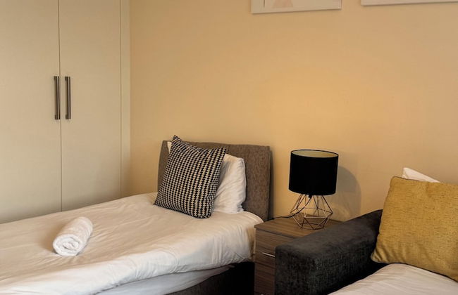 Heathrow Stay 5 Mins to the Terminals - Foto 3