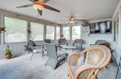 Close to Golf Sun City Escape with Furnished Porch! - Foto 21