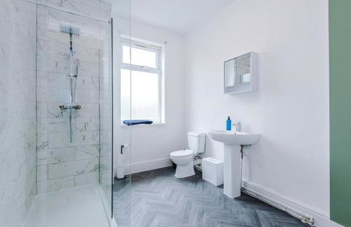 NEW! Modern 3-Bed House, Free Parking, Fast Wi-Fi & Easy Manchester Access - Foto 20