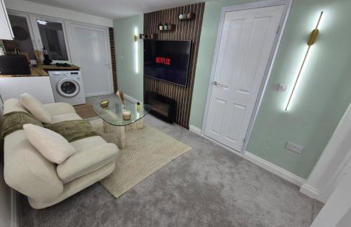 Stylish 1 BR Apartment Near Heathrow - Photo 1