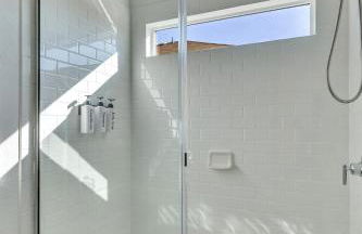 Stylish 4BR Family Home with Game Room and Backyard - Foto 31