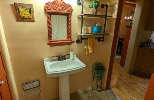 Enchanted Casita with Private Outdoor Hot Tub and Patio, Near Santa Fe Plaza, Sleeps 4 with free parking - Foto 44