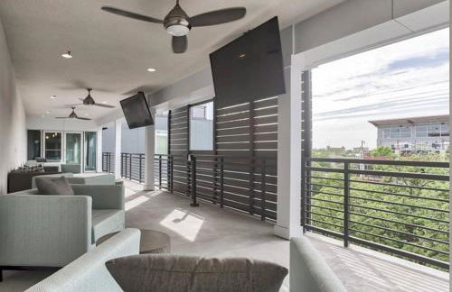 RiverWalk PentHouse Oasis w/Free Parking Gym Pool - Photo 15