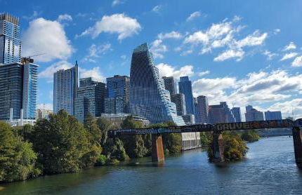 Modern 2-Story Cowboy Pool Home with King Beds Walk to 6th St & Rainey Street - Foto 40