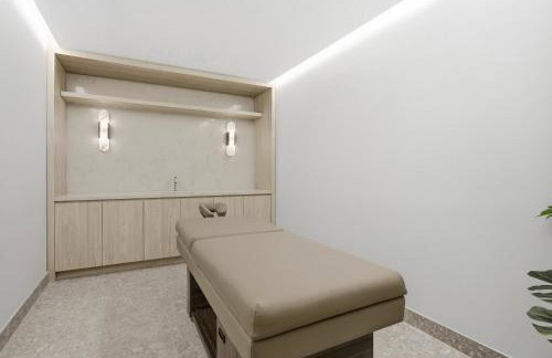 Upscale Downtown Condo Pool Gym & Skyline Views - Foto 71