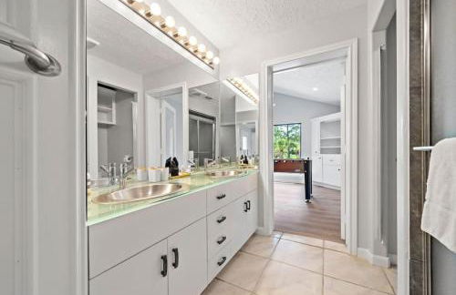 Waterfront oasis with private pool, game room, fire pit and volleyball court - Foto 39