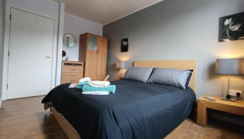 Modern 1-Bed Flat in Wigan - Foto 4, towels, wardrobe