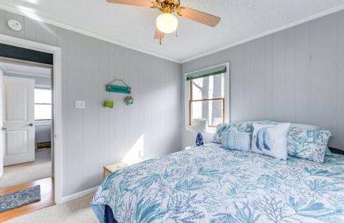 Riverfront Colonial Beach Home with Private Beach! - Foto 16