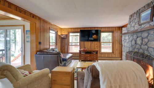 Dock and Views Lakefront Family Home in Conover! - Foto 4