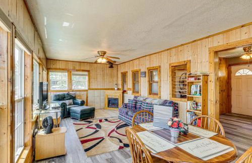 Deck with Covered Dock! Lakefront Ozark Cottage - Foto 6