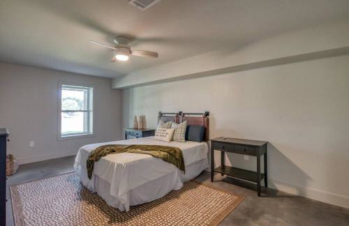 6BR Lakefront Private Dock & Bonfire Sleeps 12 - Foto 18