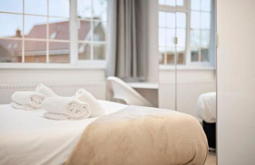 4 Bed House in Maidenhead, by ARP Homes, Driveway & Big Private Patio, Perfect Location for Business and Family Stays - Foto 29