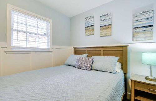 Walk to Atlantic Beach Family Gem with Fenced Yard - Foto 17